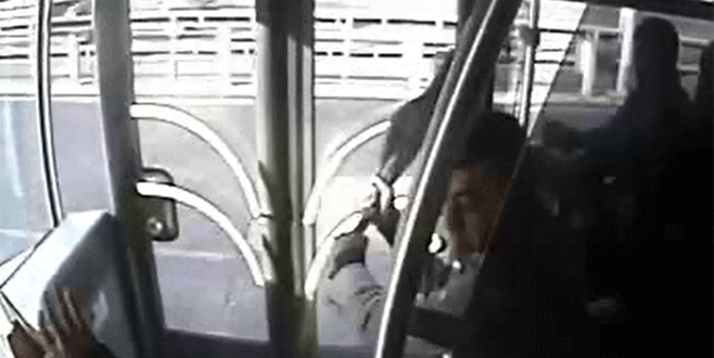 Metrobüsteki şemsiyeli saldırı kamerada