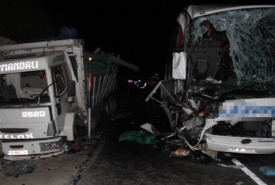 Yolcu otobüsü kamyona çarptı: 1 ölü, 39 yaralı