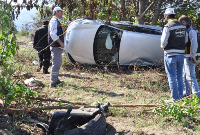 Bursa’da otomobil tarlaya uçtu