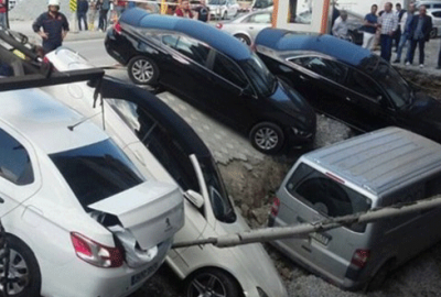 Yol çöktü: 5 araç çukura düştü