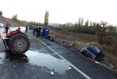 Feci kazada traktör ikiye bölündü: 6 yaralı
