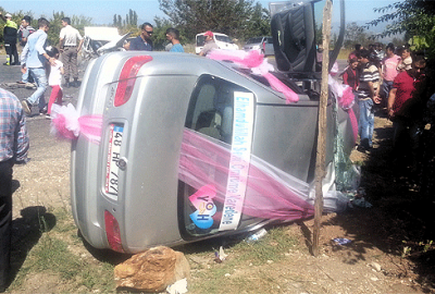 Gelin arabasıyla otomobil çarpıştı