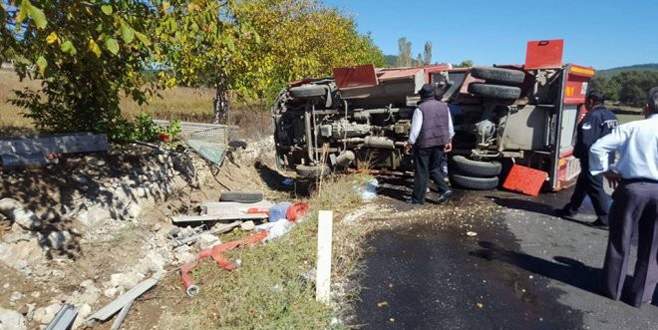 Bursa’da itfaiye aracı devrildi