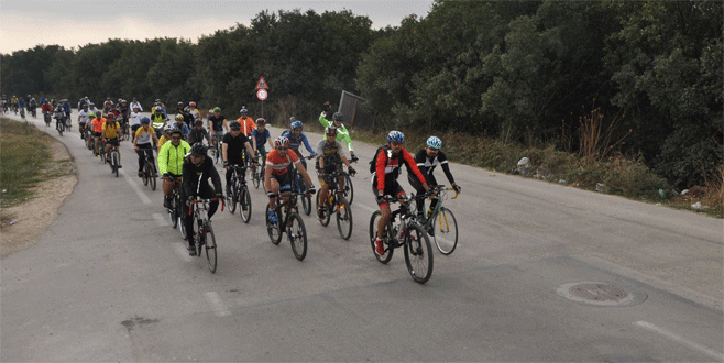 Bursalı bisikletçiler kalp için pedal çevirdi