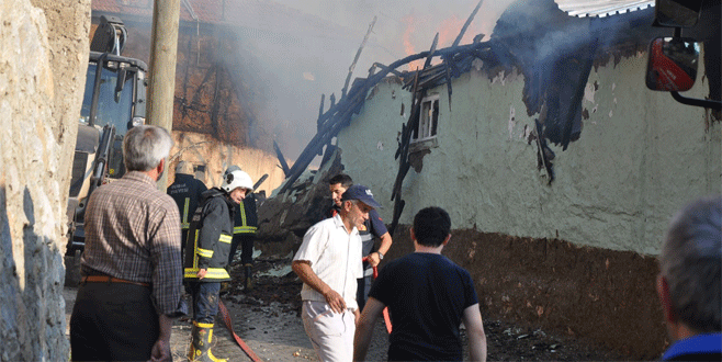 Yaşlı çiftin varı yoğu yangında kül oldu