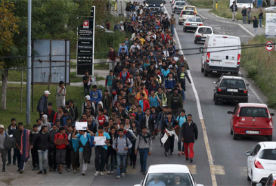 Sığınmacılar sınıra yürüyor