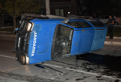 Askeri personel aracı kaza yaptı