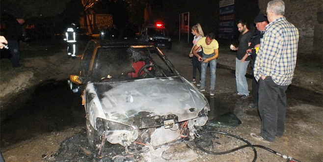 Bursa’da park halinde alev alan otomobil küle döndü