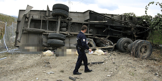 Bursa’da hindi taşıyan kamyon devrildi: 1 ölü