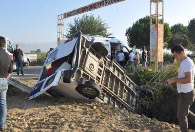 Öğrenci servisi su kanalına devrildi: 10 yaralı