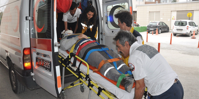 Bursa’da fabrikanın çatısından düşen işçi ağır yaralandı