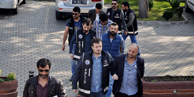 Otomobilin gizli bölmelerinden uyuşturucu ve silah çıktı