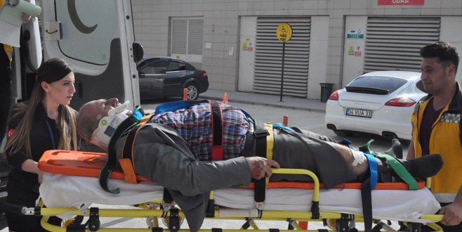 Bursa’da kamyonet direğe çarptı: 2 yaralı