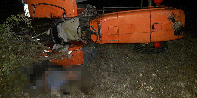 Devrilen traktörün altında hayatını kaybetti