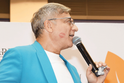 Ruj izi yanağında kaldı