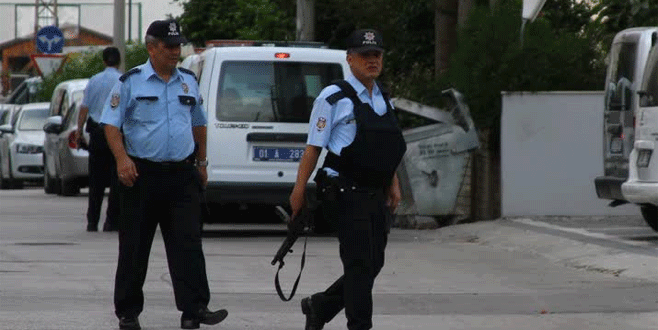 Çarşaf giyen silahlı şüpheli panik yarattı