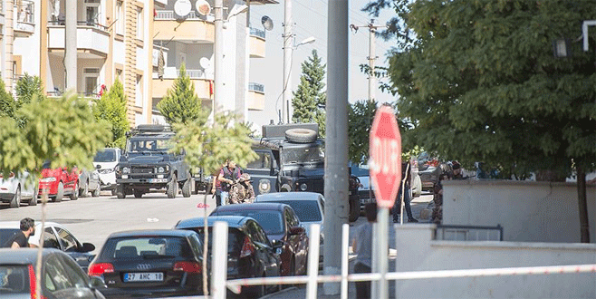 Gaziantep’te yakalanacağını anlayan teröristler kendilerini patlattı: 3 şehit