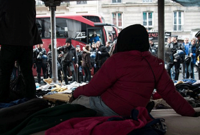 Polis sığınmacı kampını bastı