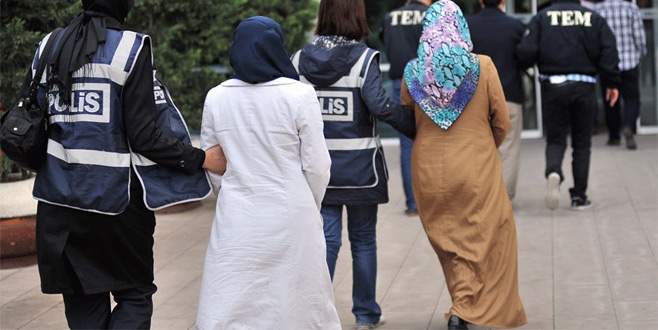 Bursa’da sağlıkçı ve öğretmen 17 kadın adliyede