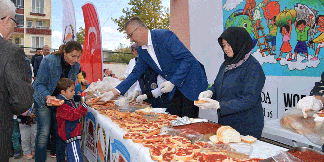 Öğrencilere salçalı ekmek ve ayran