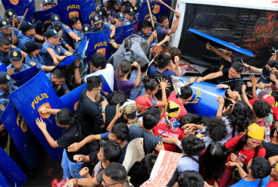 Polis aracı kalabalığa daldı