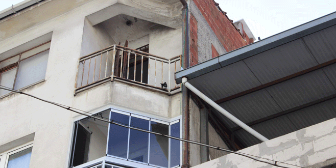 Sahibi ölen evde mahsur kalan kedi günlerdir ölümü bekliyor