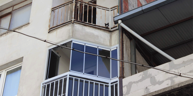 Evde 10 gün boyunca mahsur kalan kedi kurtarıldı