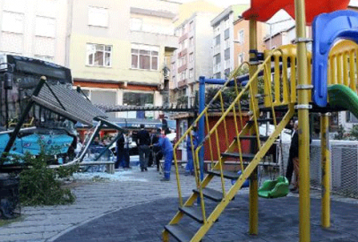 Halk otobüsü çocuk parkına girdi