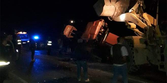 Bursa’da otomobil traktöre çarptı: 3 yaralı