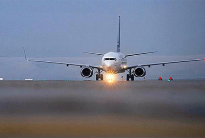 Darbeciler havalimanını araç farlarıyla aydınlatmak istemiş