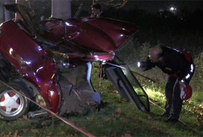 Ağaca çarpan otomobil ikiye bölündü