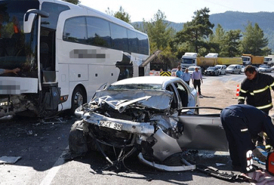 Yolcu otobüsü ile otomobil çarpıştı: 3 ölü, 2 yaralı