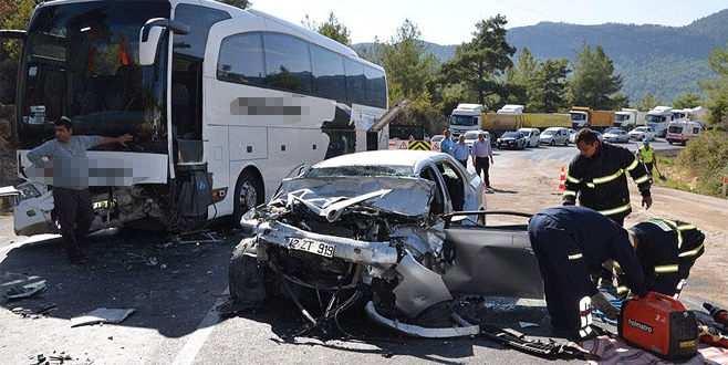 Yolcu otobüsü ile otomobil çarpıştı: 3 ölü, 2 yaralı