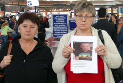 Ellerinde fotoğraflar kaybolan kardeşlerini arıyor