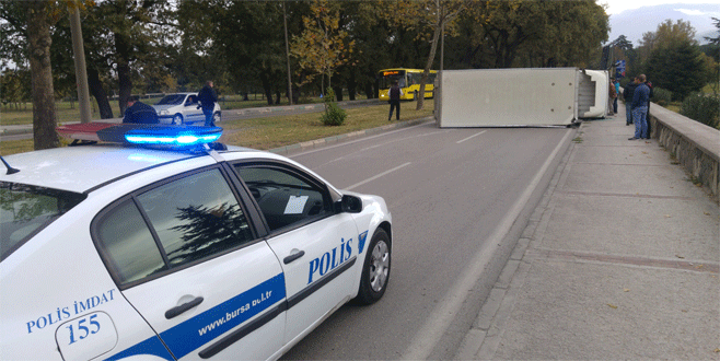 Bursa’da meyve yüklü kamyon devrildi, cadde trafiğe kapandı