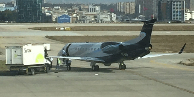 İkram kamyonu özel jete çarptı