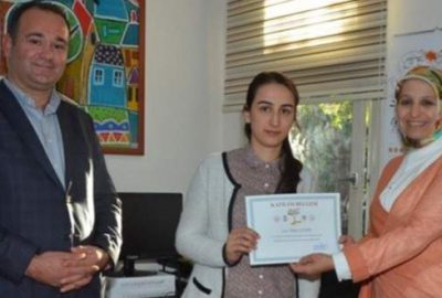 İl Milli Eğitim Müdürü Durmuş, öğrenme şenliğine katılanlara belgelerini verdi