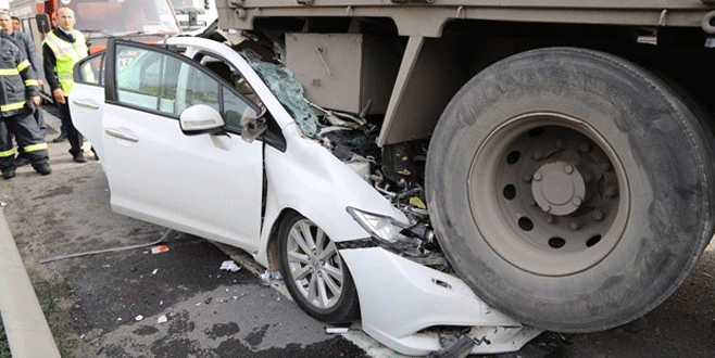 Feci kaza! Otomobil kamyonun altına saplandı