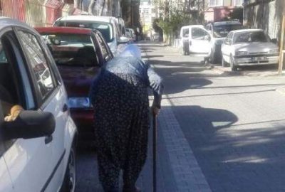 Arabalar kaldırımda yayalar yolda