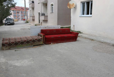 Arsasından geçen yolu çekyatlarla trafiğe kapattı