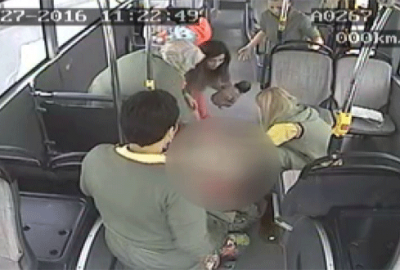 Suriyeli kadın otobüste doğurdu