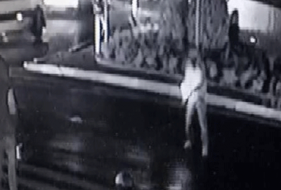 El yapımı patlayıcıyı caddeye atıp kaçtı