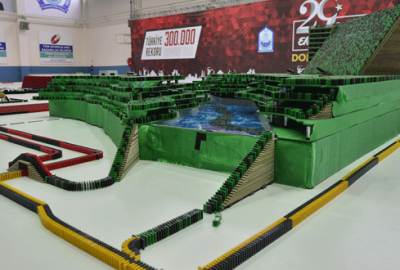 300 bin domino taşıyla rekor