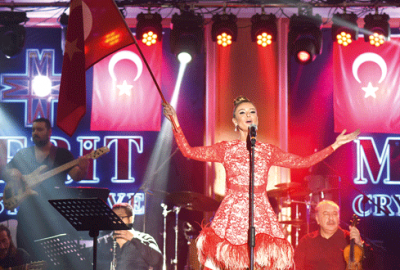 Kırmızı-beyaz Gülben