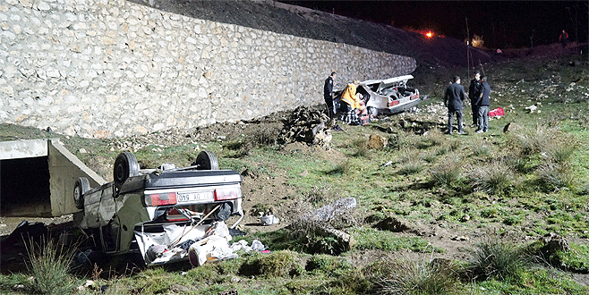 2 otomobil 20 dakika arayla aynı yerde dereye uçtu