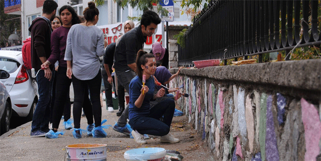 Bursa’da üniversiteli gençlerden ilkokula renkli katkı