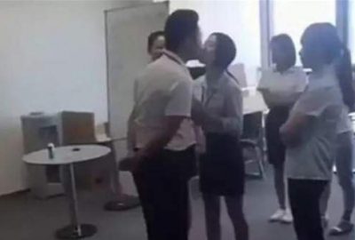Çin'de bir şirket sahibi kadın işçilerine her sabah işe başlamadan