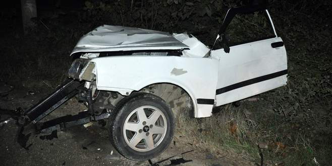 Bursa’da minibüsle çarpışan otomobil üçe bölündü