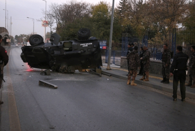 Zırhlı polis aracı üst geçitten düştü: 3 yaralı