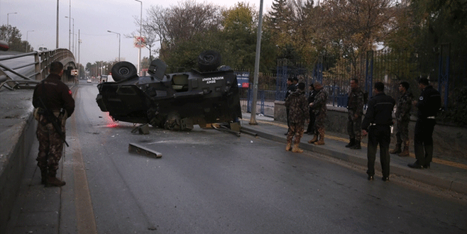 Zırhlı polis aracı üst geçitten düştü: 3 yaralı